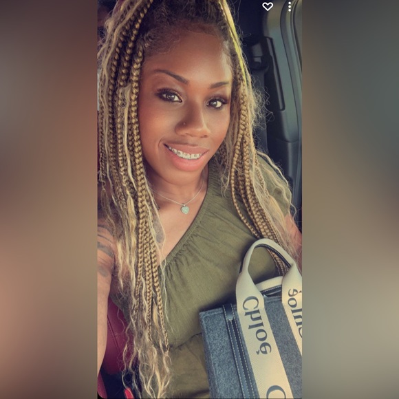 Meet your Posher, Celine - Picture 2 of 2